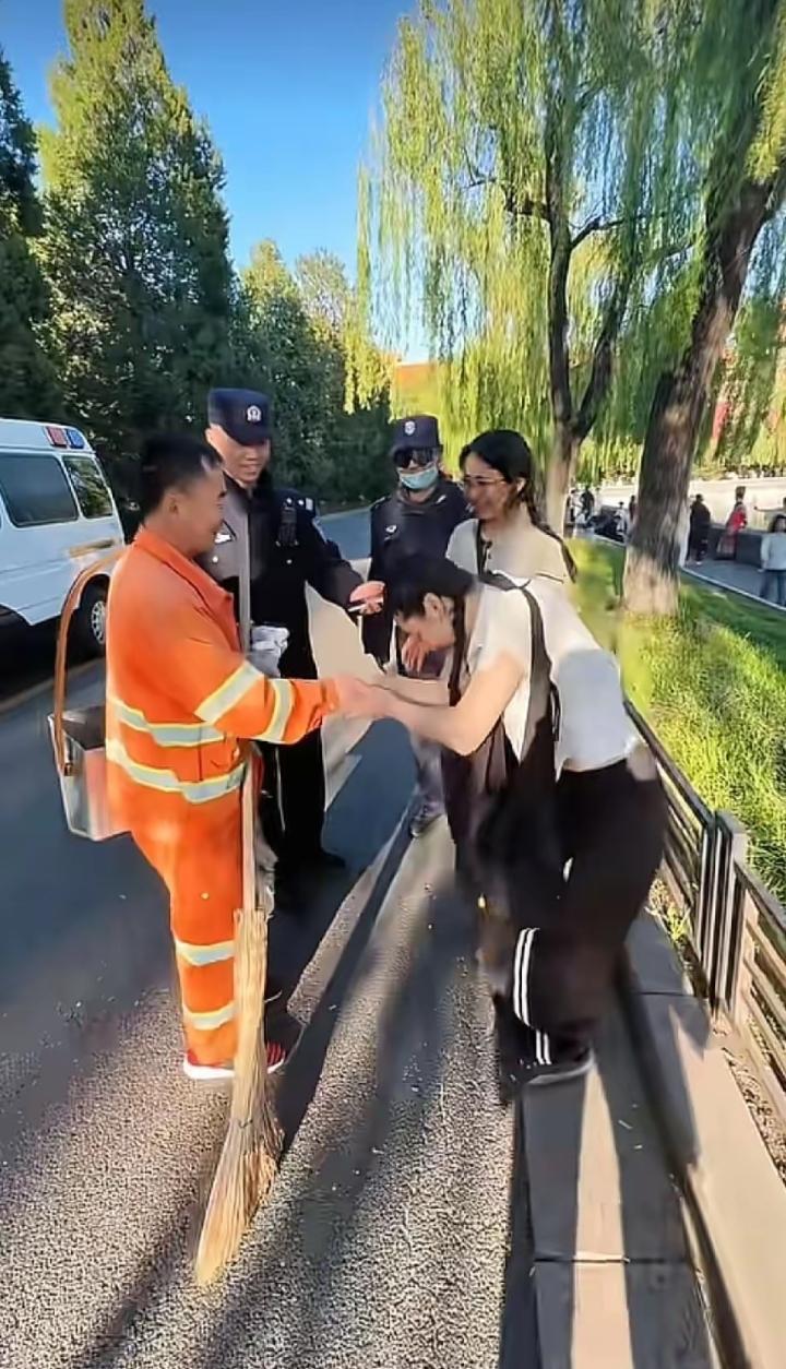 近日，一美国姑娘逛故宫，手机不小心掉太和殿地砖缝里，窄缝卡得死死的根本拿不出来，
