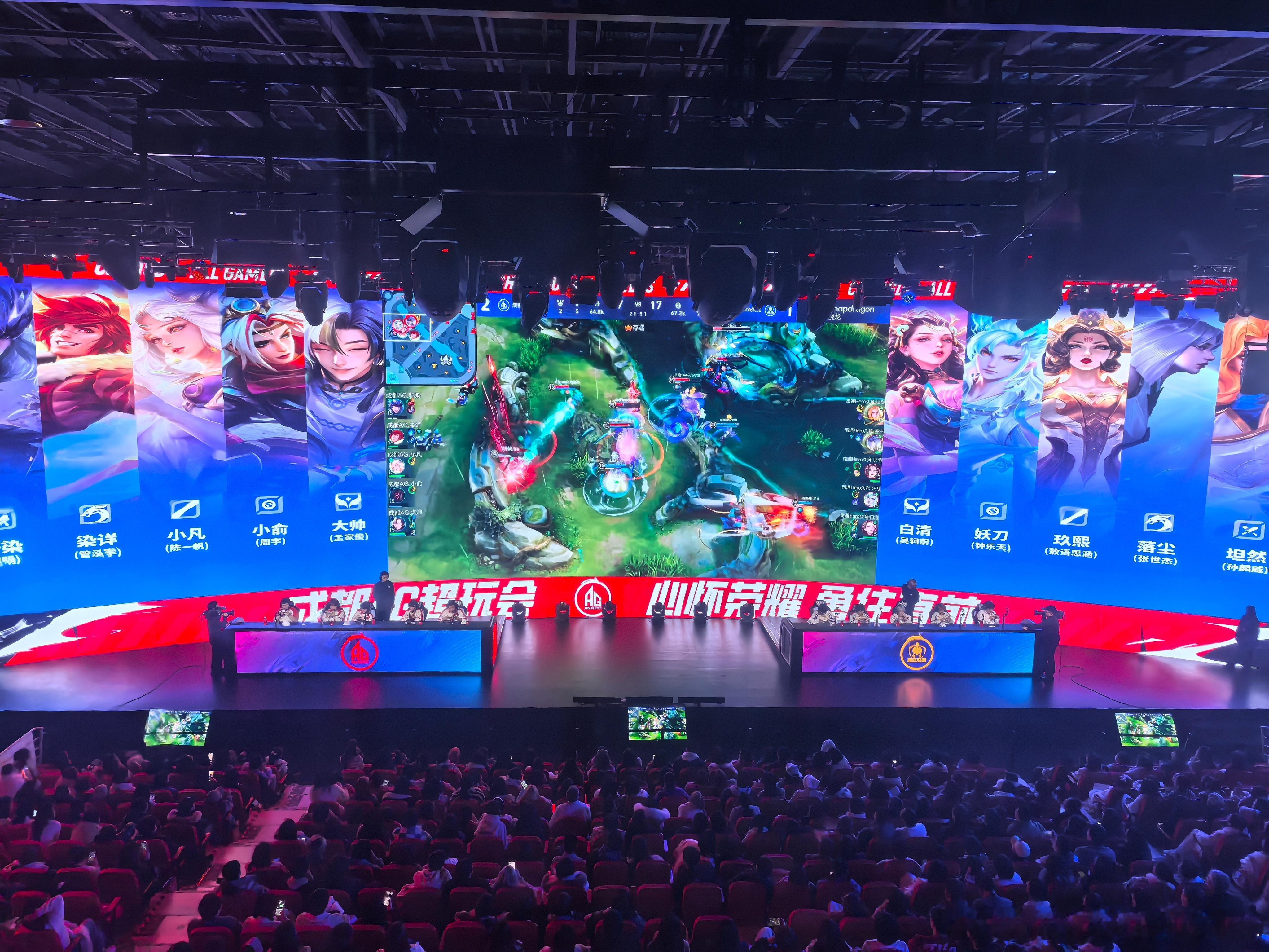 黄霄雲在AG主场观赛 黄霄雲又来为AG打call啦！线下观赛氛围感拉满，电竞少女