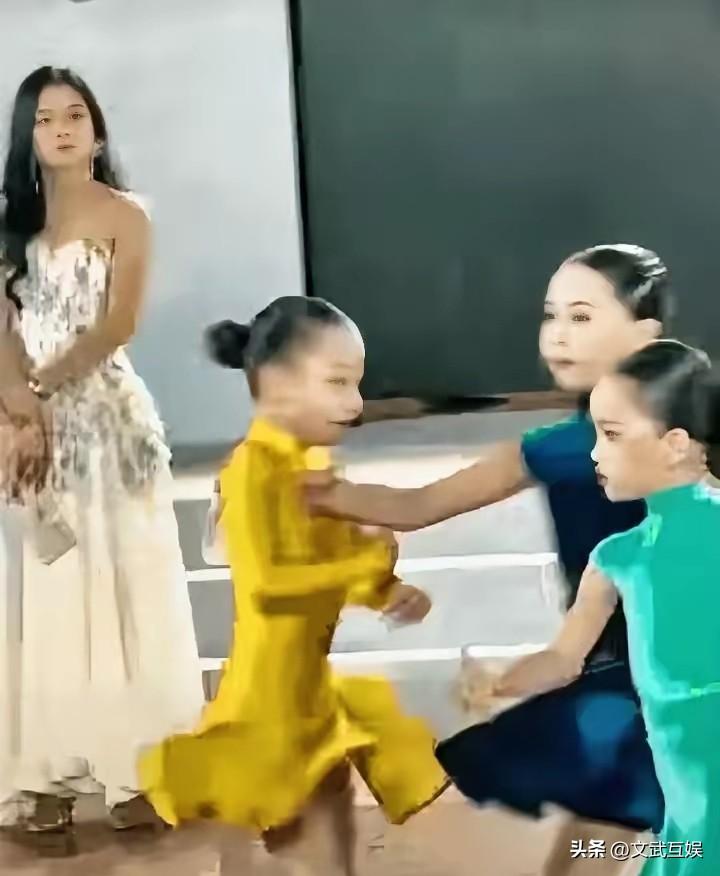 小小年纪就心术不正。深圳拉丁舞大赛中，黄裙子女孩正在投入舞蹈，蓝裙子女孩却从旁边