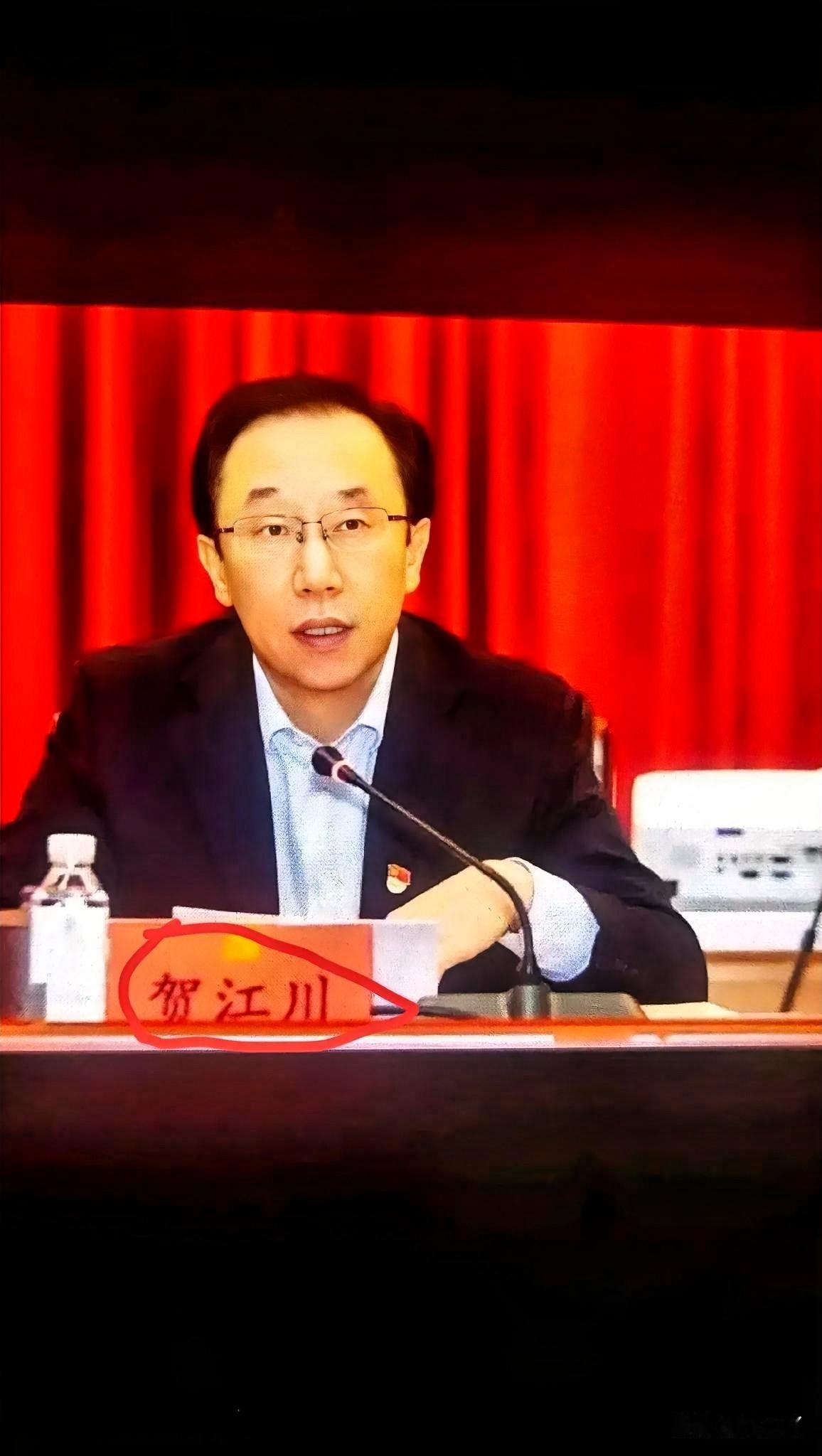 以为退了休就能安稳去公园遛鸟？贺江川这回算是彻底“硬着陆”了。

这人在北京商圈