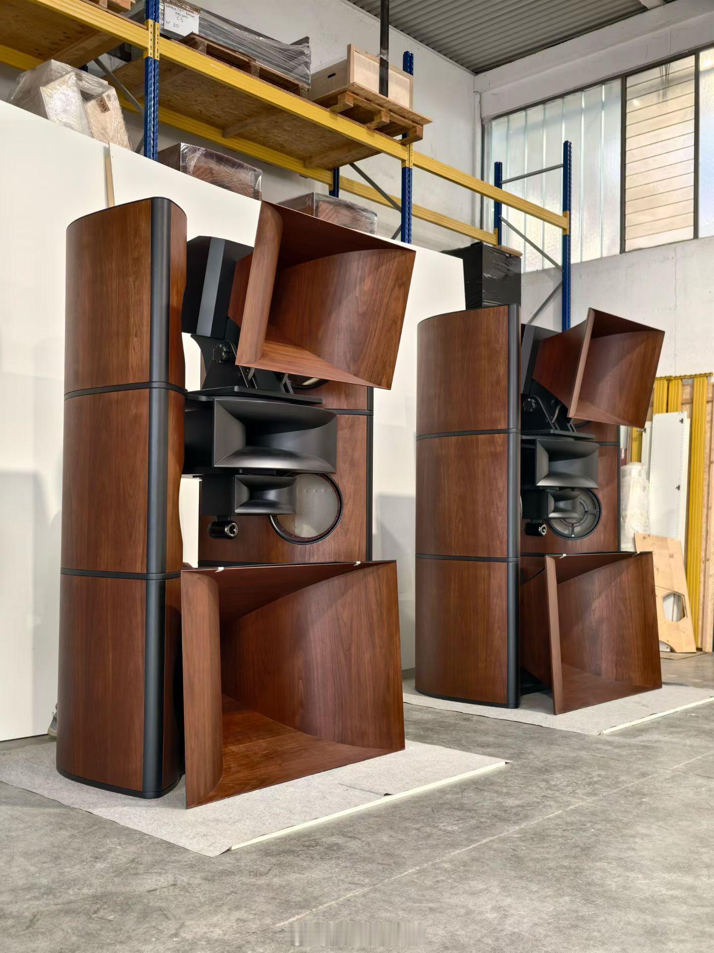 意大利VIVA AUDIO家旗舰音箱工程版，号称全球尺寸最大的全号角系统，准备申