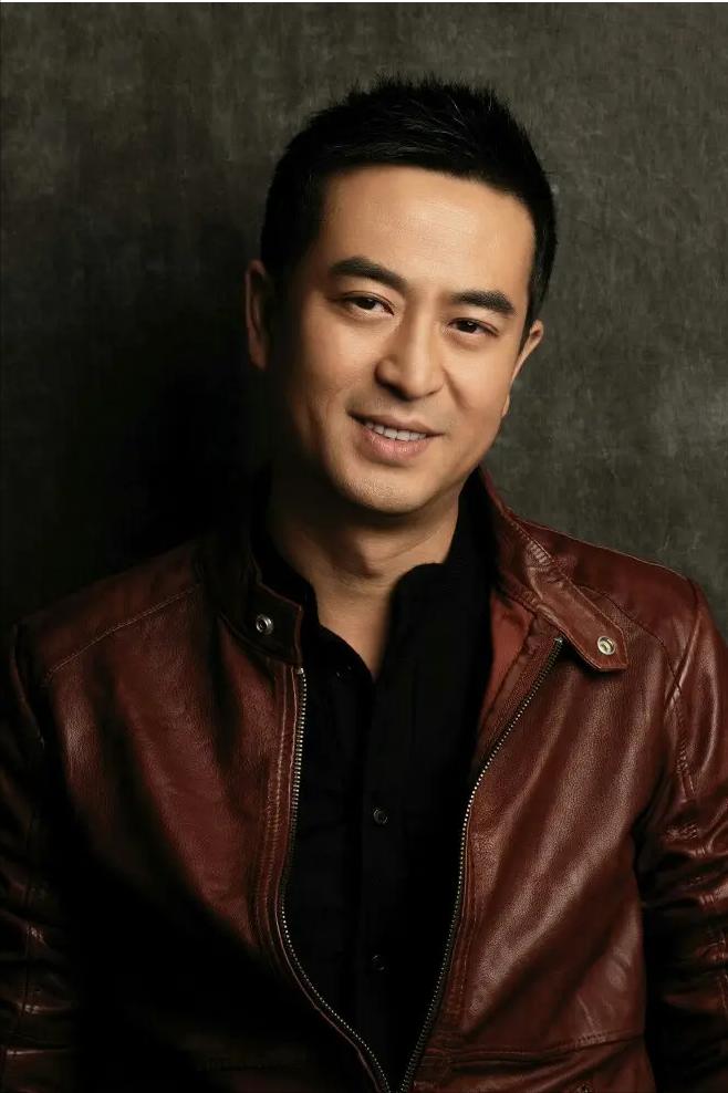 演员，闫妮说，我和张嘉译，都是西安人，拍戏的时候，遇到了一个西安的导演，三人为了