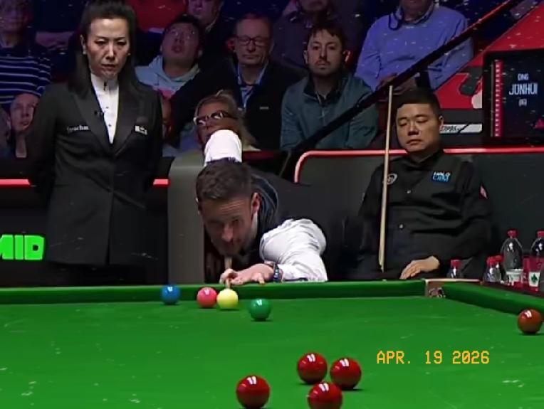 丁俊晖7-2领先吉尔伯特！
第9局，吉尔伯特被丁主任的漂亮安全球防守给打懵了，先