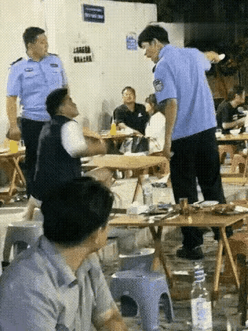 不服不行！这位大哥，喝多了几两马尿，       就以为是孙悟空转世了，还把警察