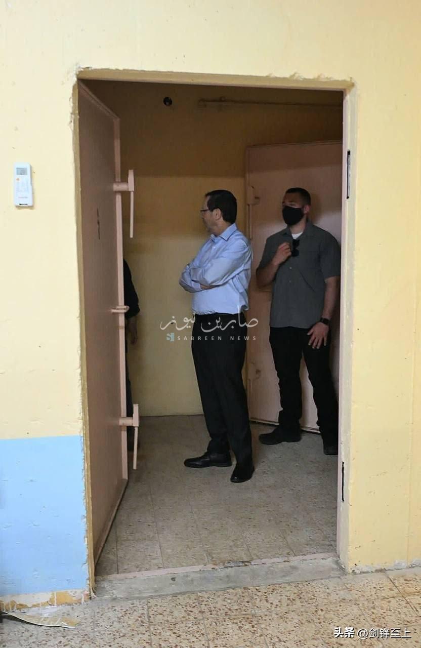 真主党最近的攻势也是挺猛的！
在真主党发射多枚火箭后，以色列总统赫尔佐格被迫躲进