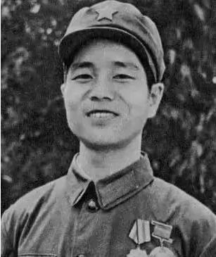 1979年，刘勇抱着一挺轻机枪，摸到越军阵地70米处，对着越军机枪手扫射，谁知子