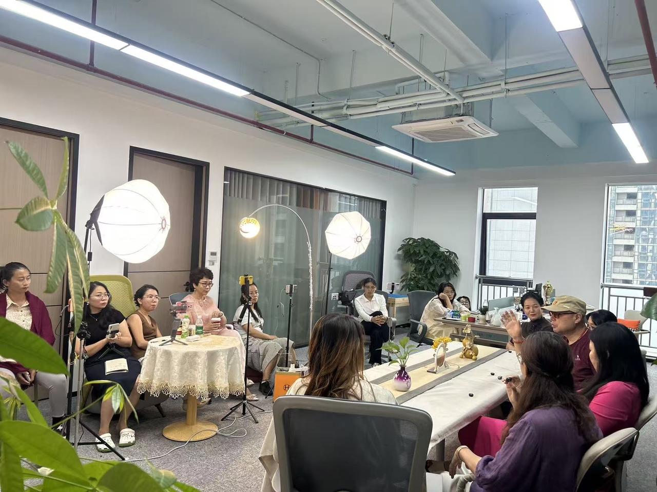 10月5号东莞弟子班传媒实践密训，经济下行与AI时代生存访谈：

1. 时代变局