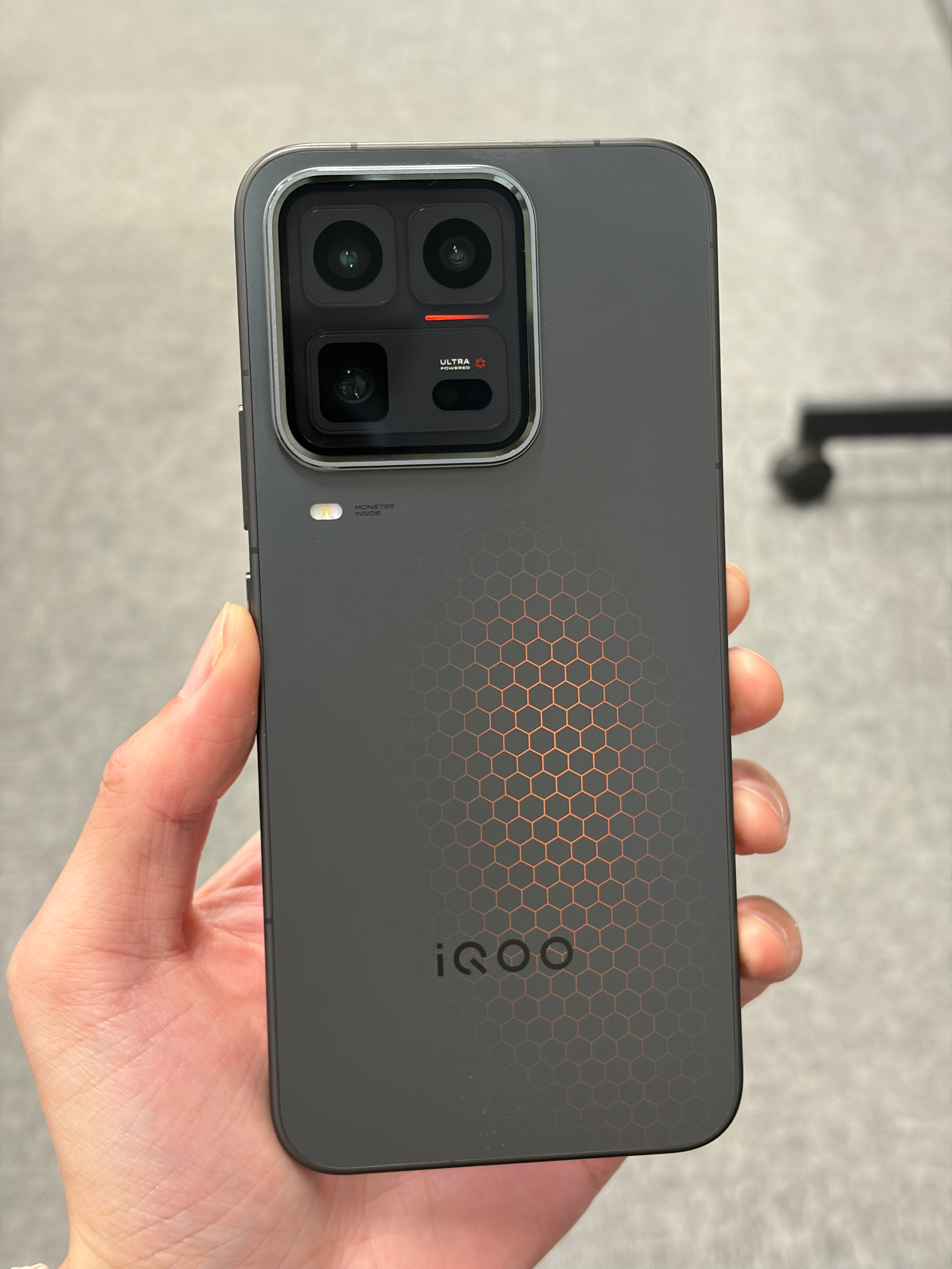iQOO 15 Ultra是真帅啊，我还以为后盖也有灯效。但其实是光线反射的纹理