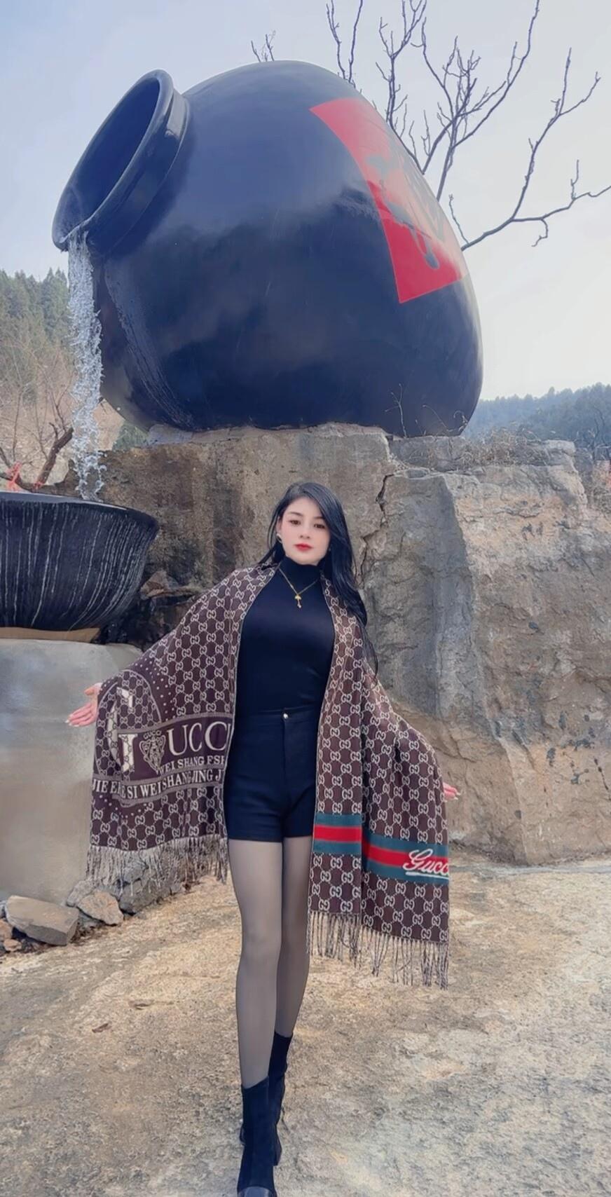 冬日穿搭指南：保暖又时尚的GUCCI围巾