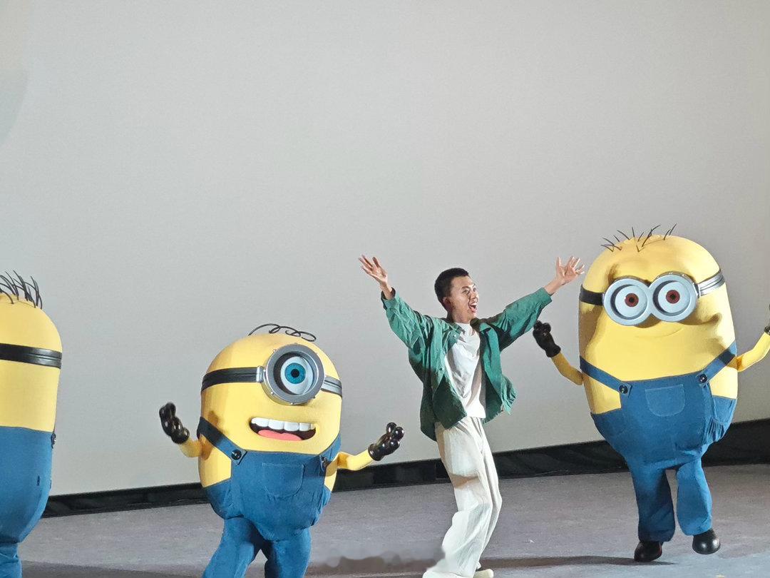 付航现身小黄人与大怪兽首映礼 付航在首映礼现场重现了古米配音片段，那个沙哑嗓配上