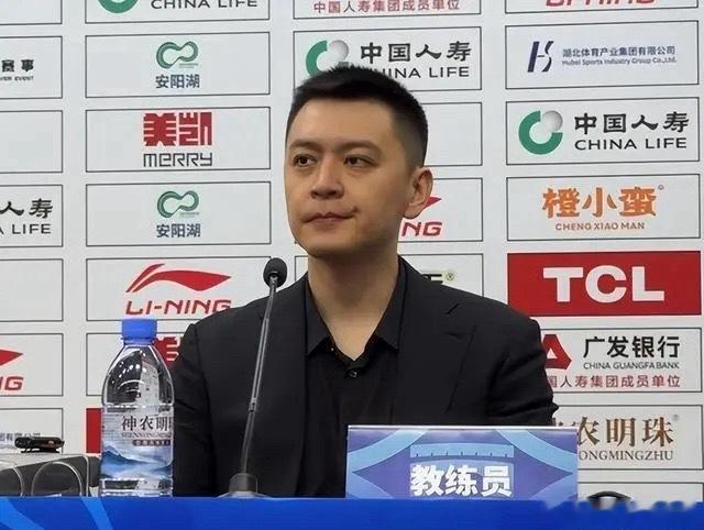 表情严肃！杨鸣回应遭江苏大逆转：球员没能站出来，大家畏手畏脚cba 北京时间12