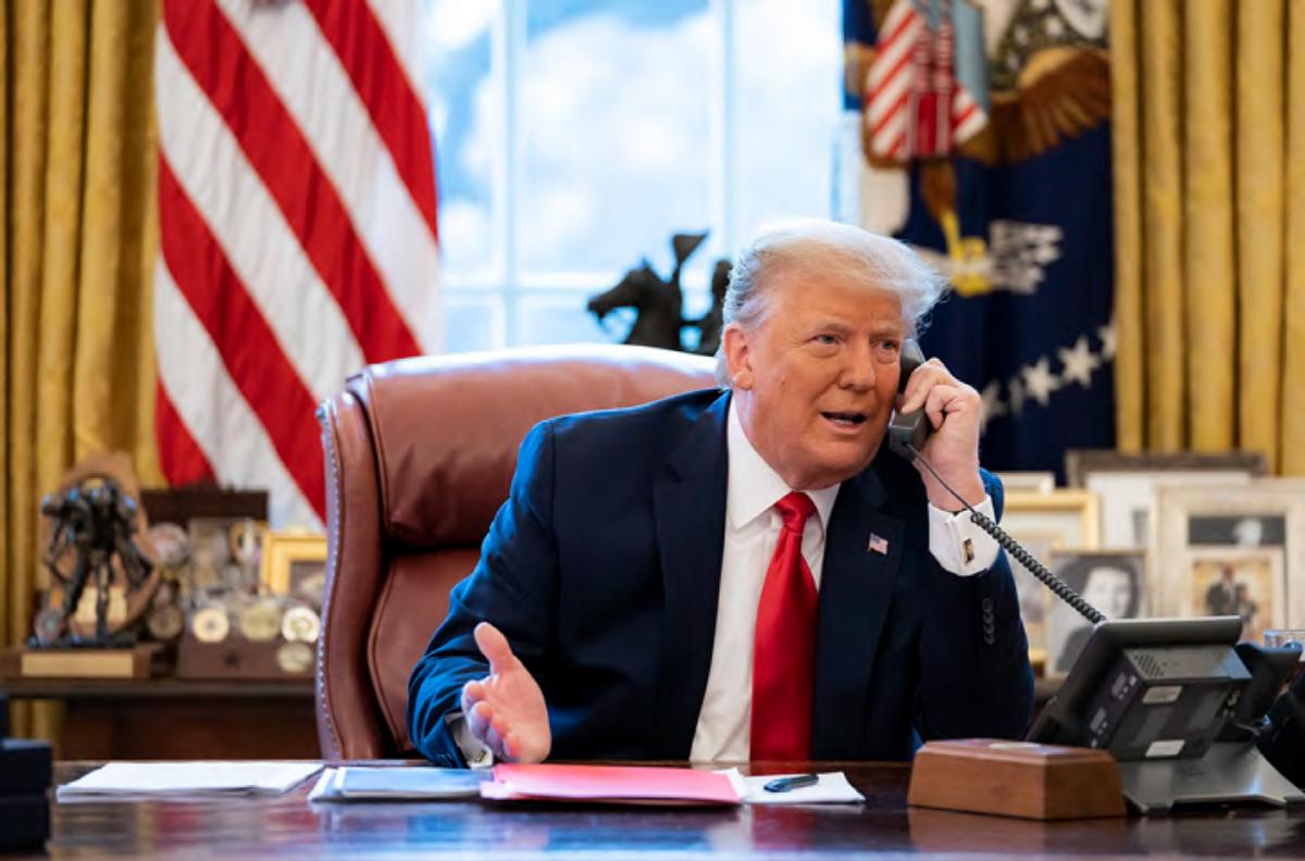 中国一口气下单约18万吨美国大豆，特朗普松口：下调对华关税。这下特朗普可高兴了，