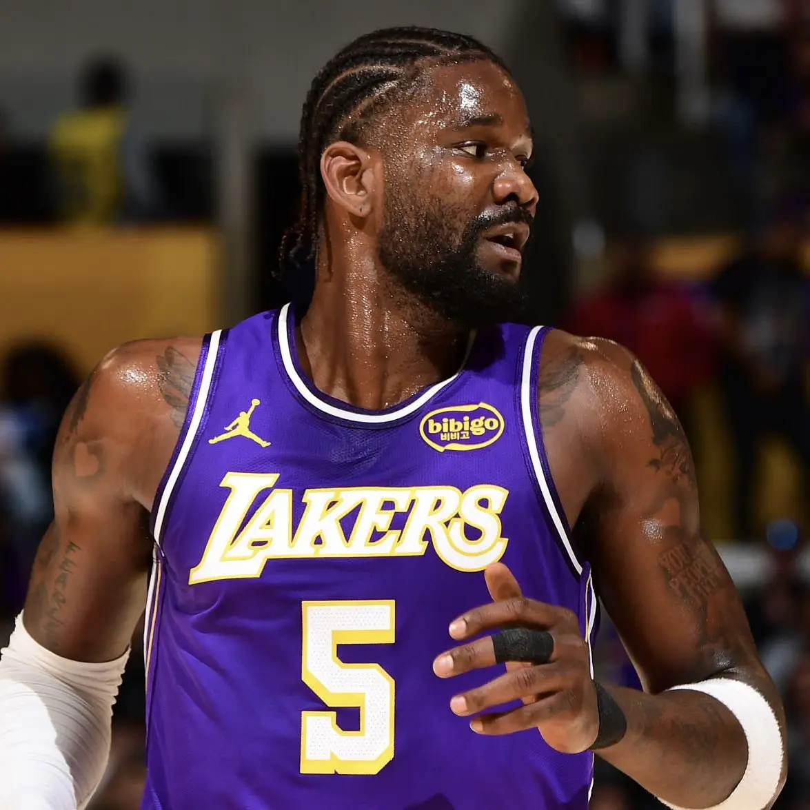 NBA记者Kurt Helin：艾顿预计将执行810万美元的球员选项，坚守球队。