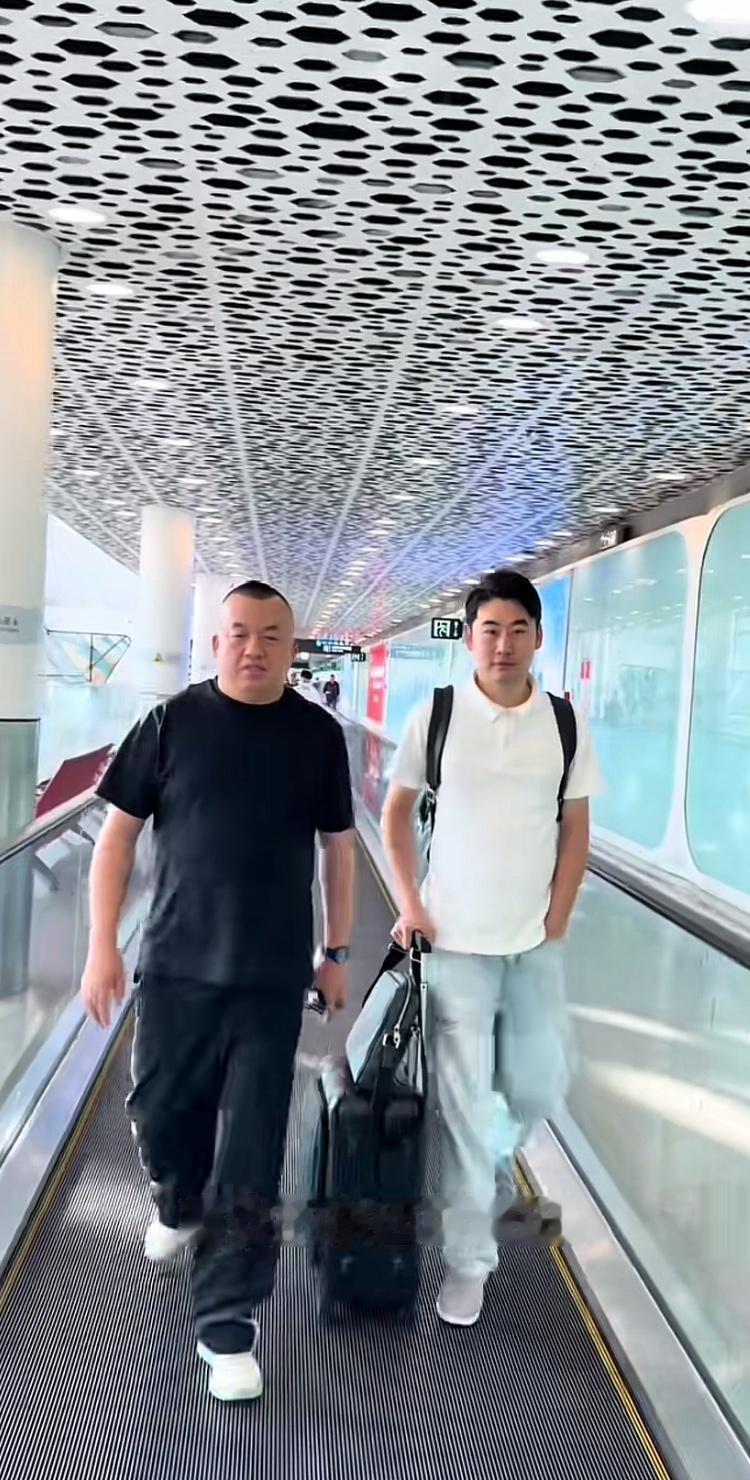 北京坤哥太会整活了，今天从北京坐飞机去广东，自己现在连行李箱和包都不拿了，专门有