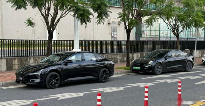 小鹏MONA M03和特斯拉Model 3同框，你觉得双方谁更胜一筹？[doge