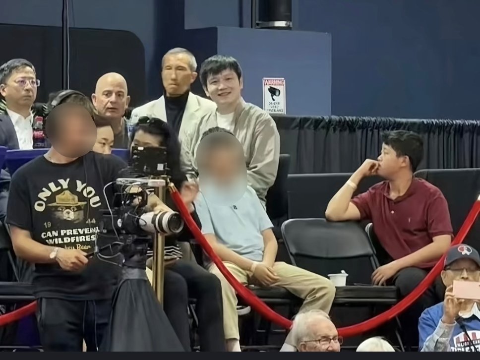 legend樊振东小孩直盯盯看着樊振东看，是不是咚咚笑得太甜了乒乓球