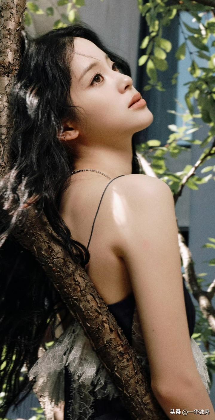 欧阳娜娜秋日吊带装闲适漂亮明艳！
秋天景美人更美，太阳不再辣，是晒太阳的好季节。