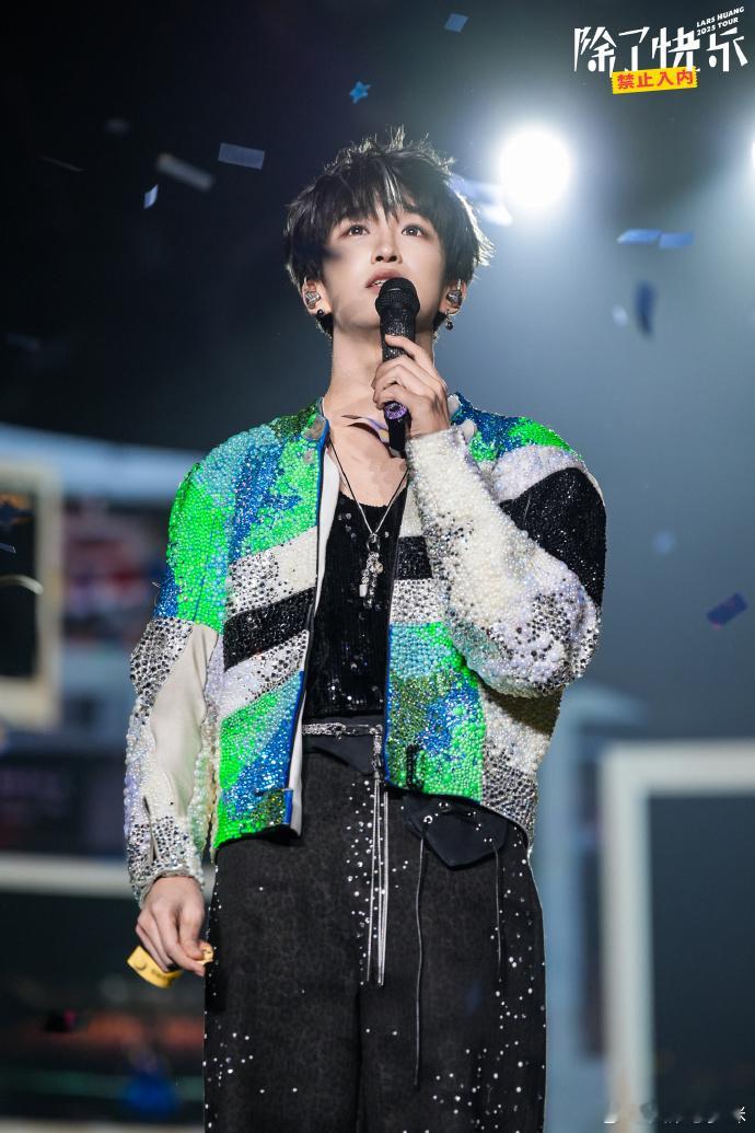 黄子弘凡演唱会哭成水龙头 快乐小狗也有感性时刻！演唱会被粉丝爱意打动泪洒舞台，对