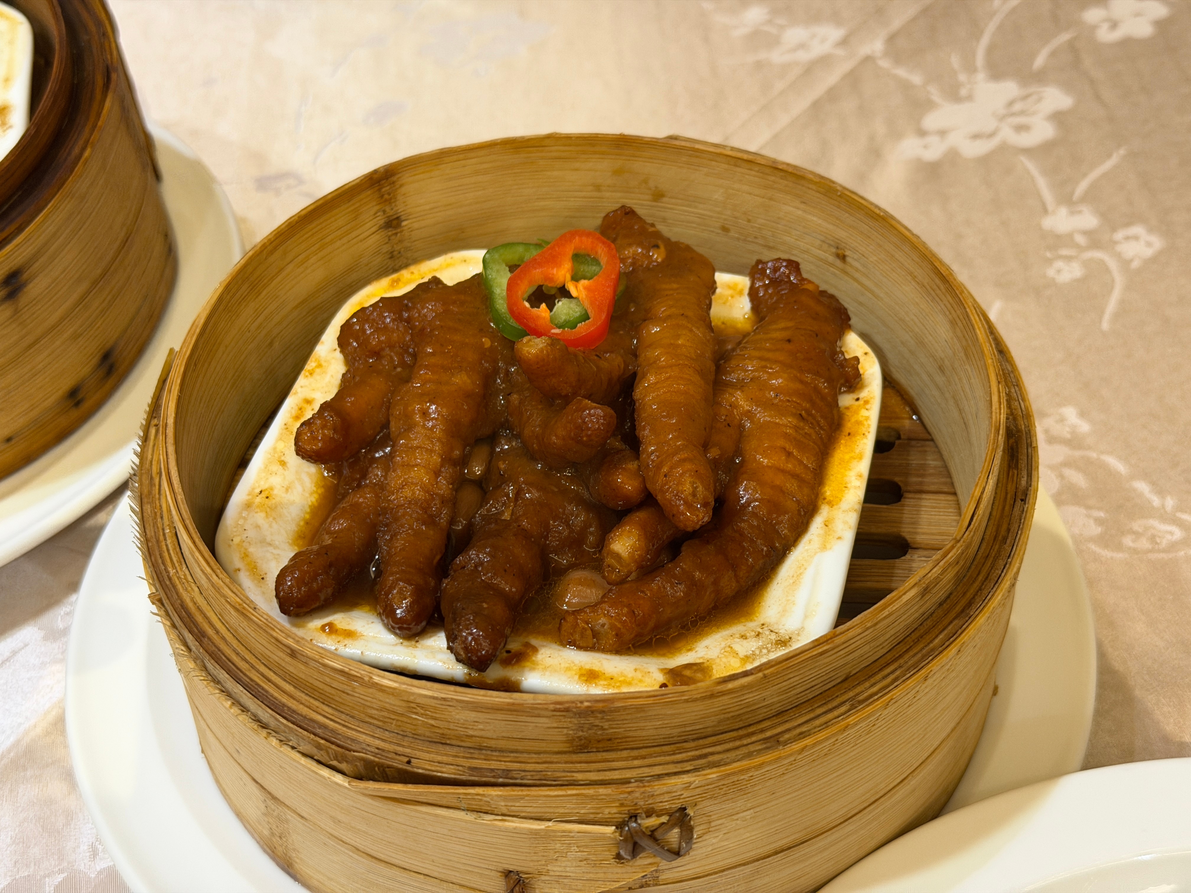 蒸鸡爪、蒸牛仔骨，也算很好吃的广州特色了吧？[坏笑] ​​​
