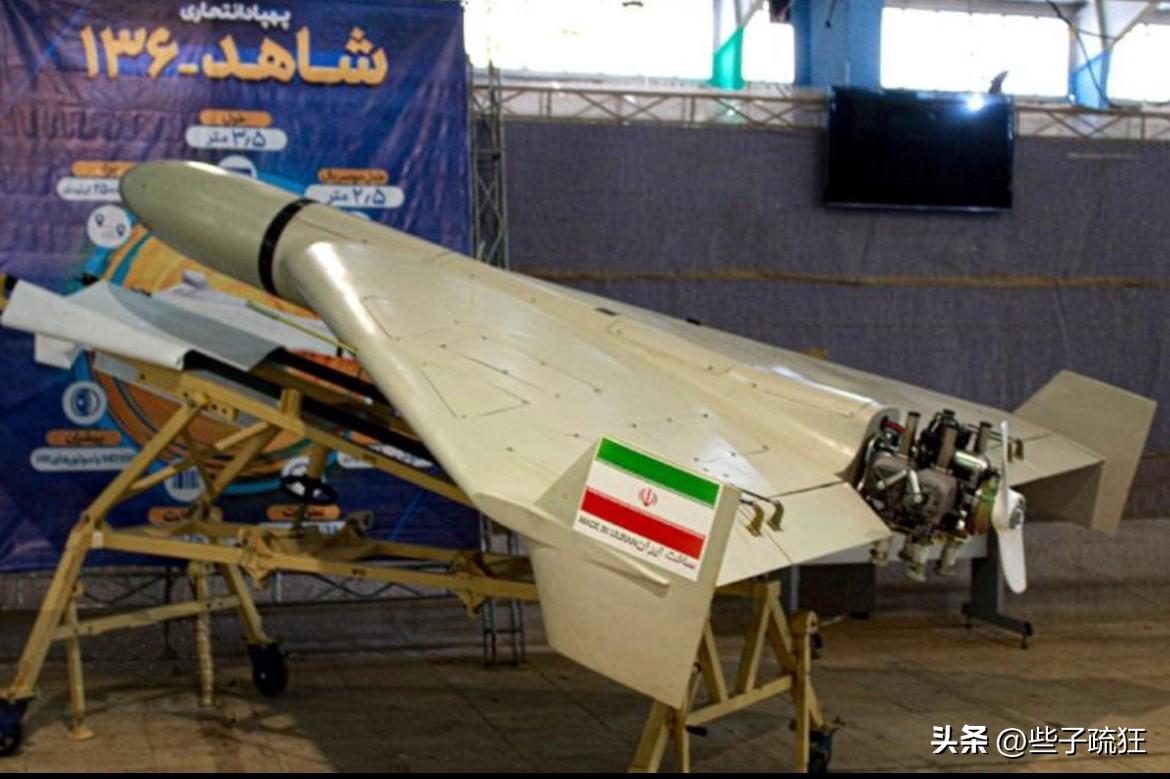 美军在巴林基地的雷达天线被伊朗“沙赫德-136”自杀式无人机命中，雷达外面的圆形