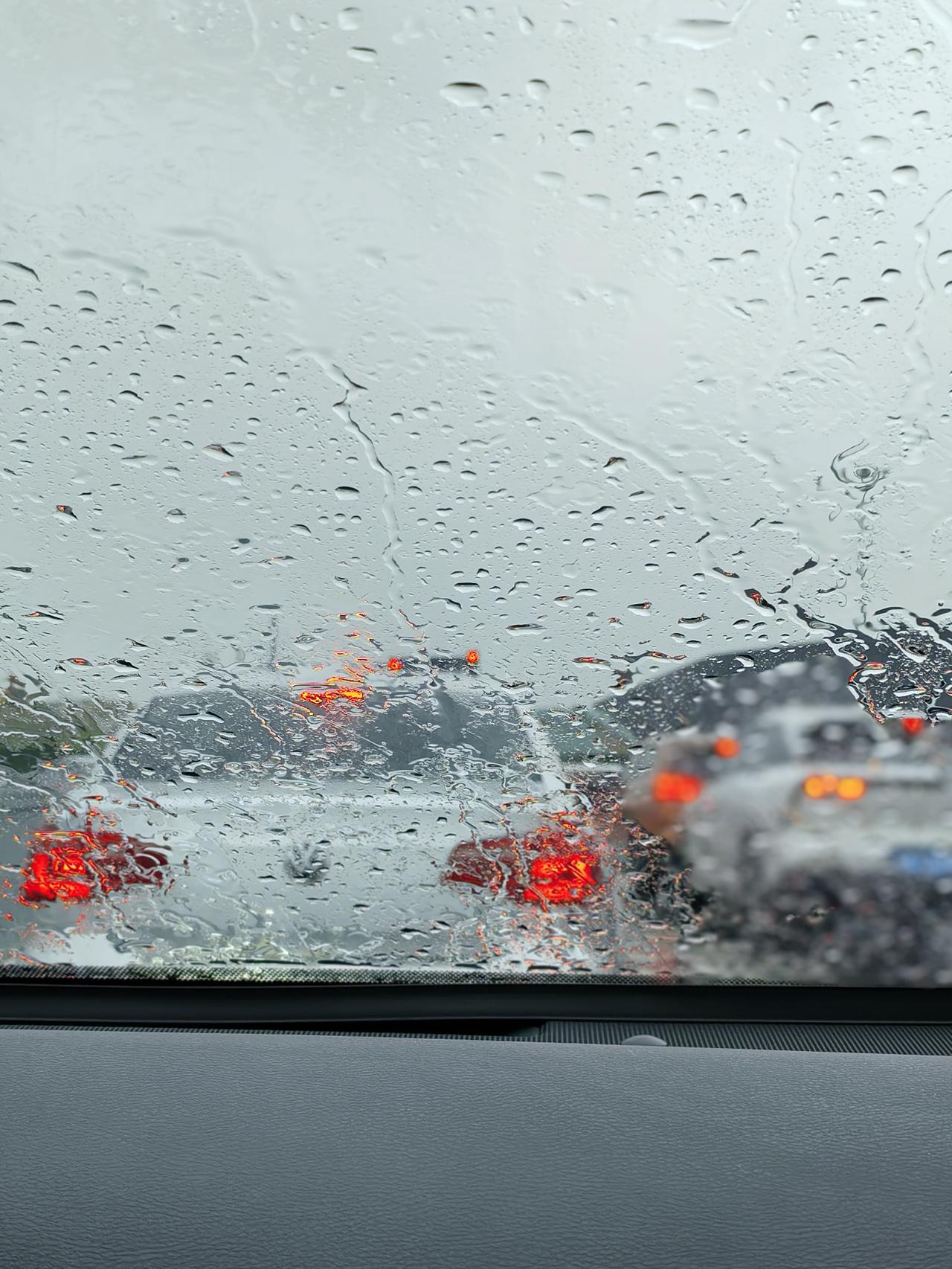 又是雨雨雨的一天，
你带伞了吗？
要是带了，雨白下了🙃
