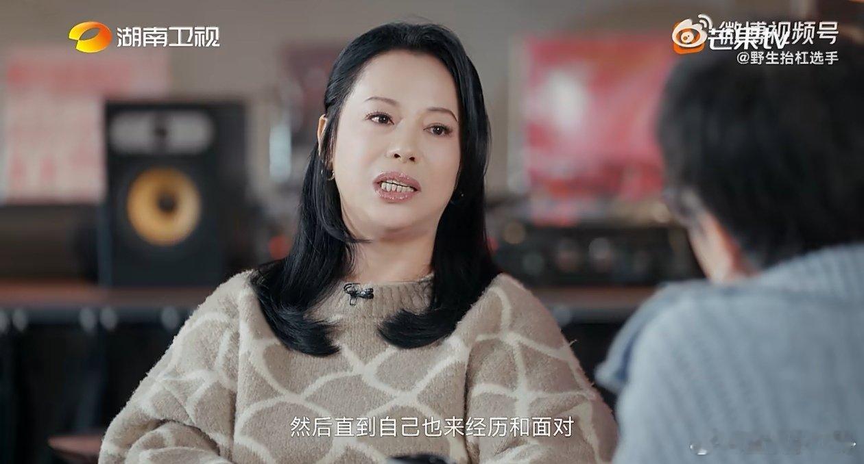 黄绮珊原生家庭的痛伴随一生湖南卫视背后 黄绮珊年过半百，原生家庭的痛仍刻骨铭心。