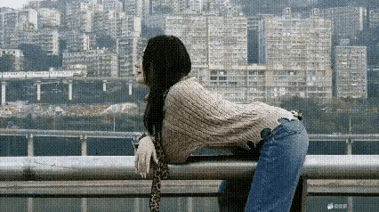 厉害了！我的姐，竟然口吞高速通过的列车，直接把列车吃了！
看动图：远方驶来一列高