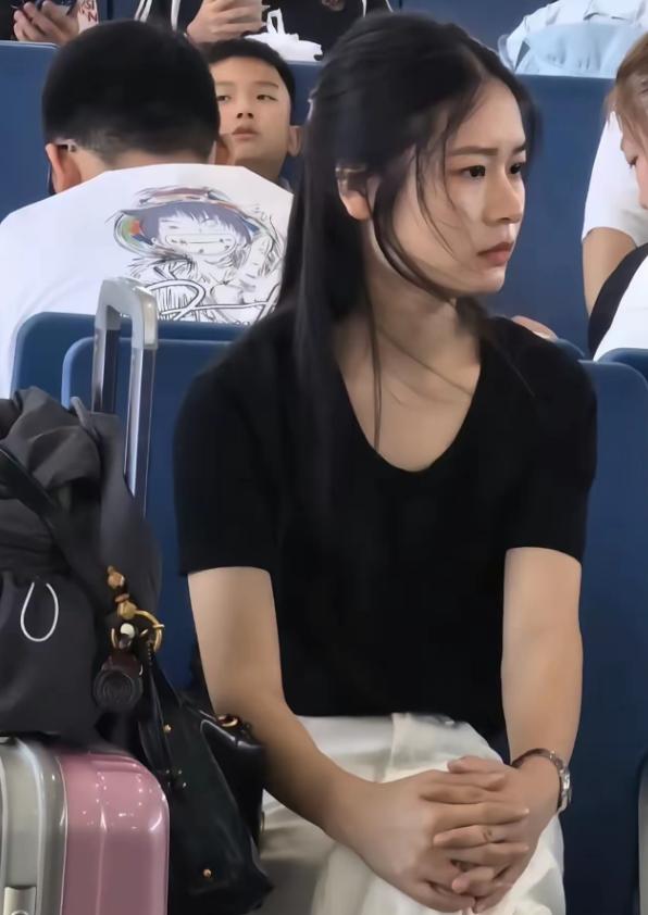 高铁“素衣女孩”火了！
黑色无品牌标识的短袖+白色休闲长裤，头发没有染色，没有烫
