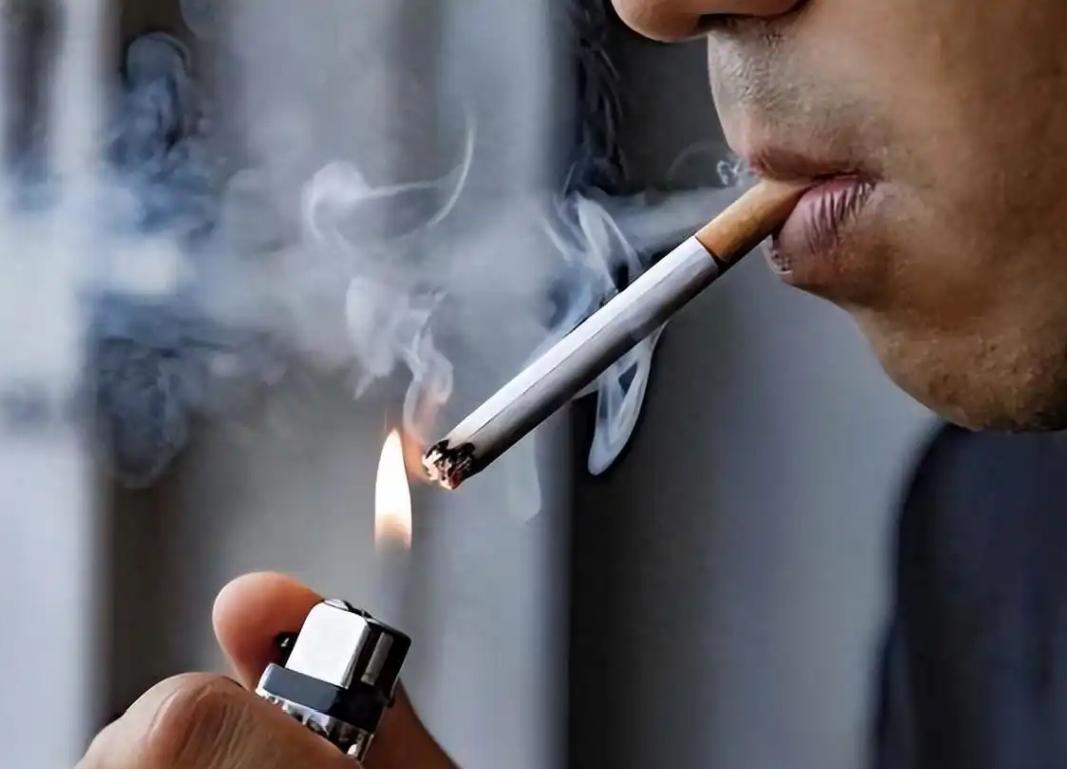 吸烟的都是些什么人呢？

我想了一下，
他们是在小学打架的人，
他们是在中学满口