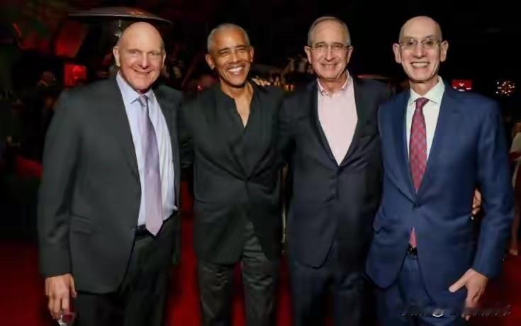 快船官方真是特别会来事！今天快船官方特意更新社媒，晒出了球队老板鲍尔默和奥巴马、