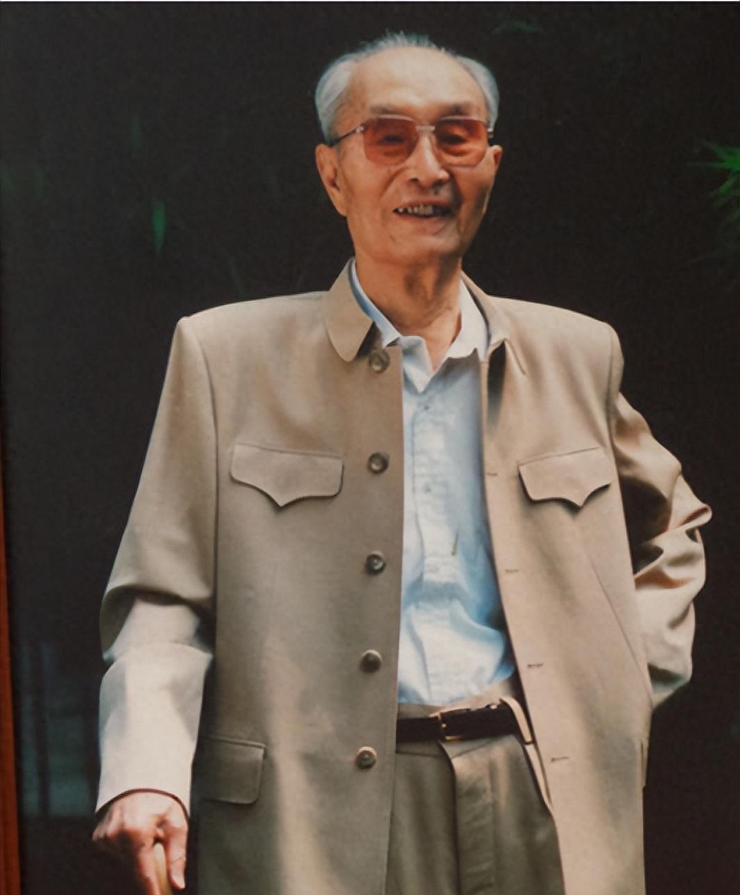 在彭德怀诞辰95周年时，张爱萍坦言希望中国能多几个像彭总这样伟大的人物！
193