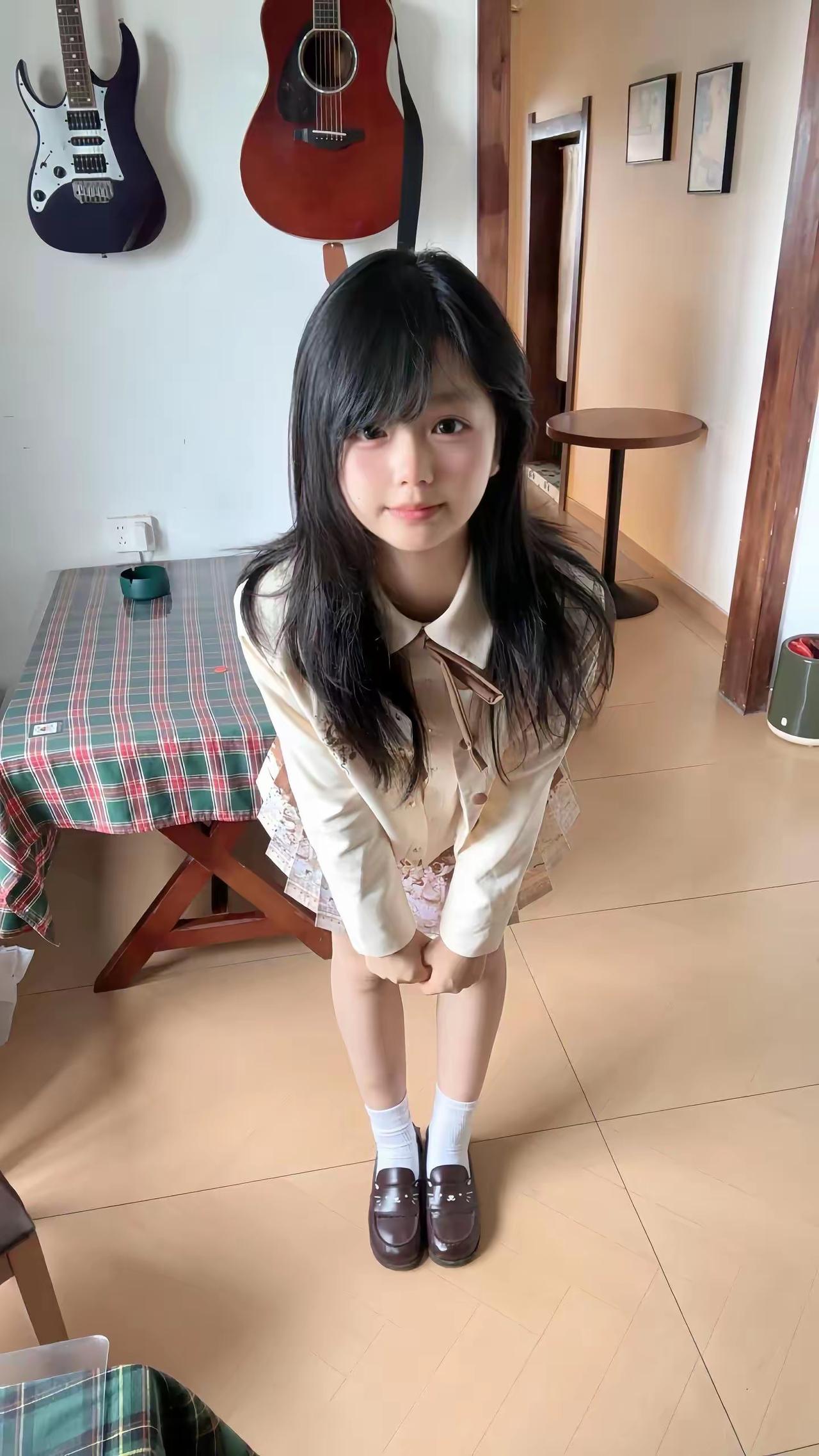 可爱萝莉风，吉他与餐桌的完美搭配，萌化你的心！🎸👧🏻
