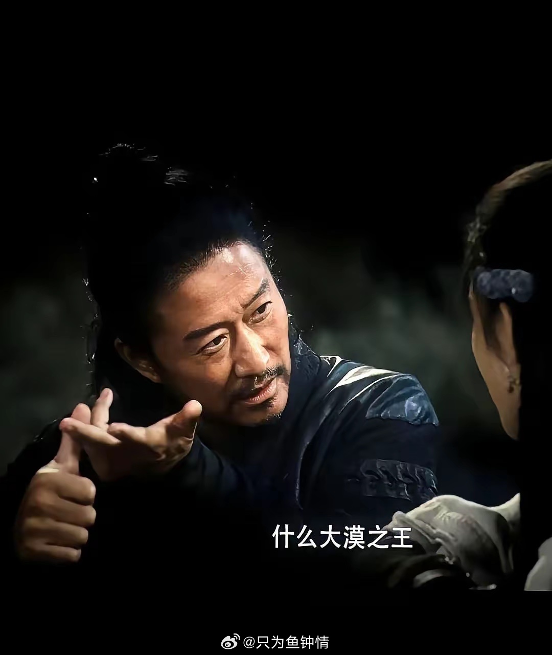 导演手起刀落，砍掉了吴京和陈丽君的吻戏。不是技术问题，是生理上没法信。52岁的战