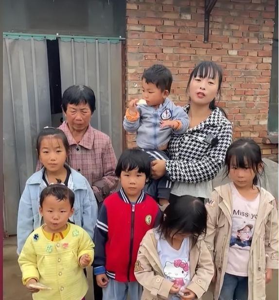 2021年，河南商丘，90后女子婚后生2孩，大伯哥意外去世，她竟将5个孩子接回家