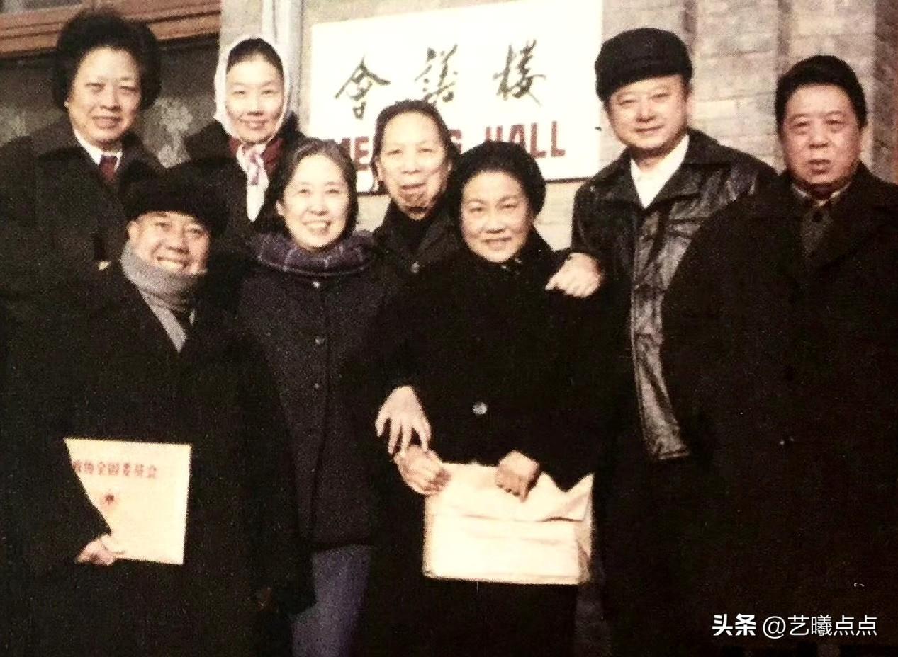 那年，文代会期间，艺术表演领域的艺术家们相聚，他们赶紧在会议楼前合个影。
认出了