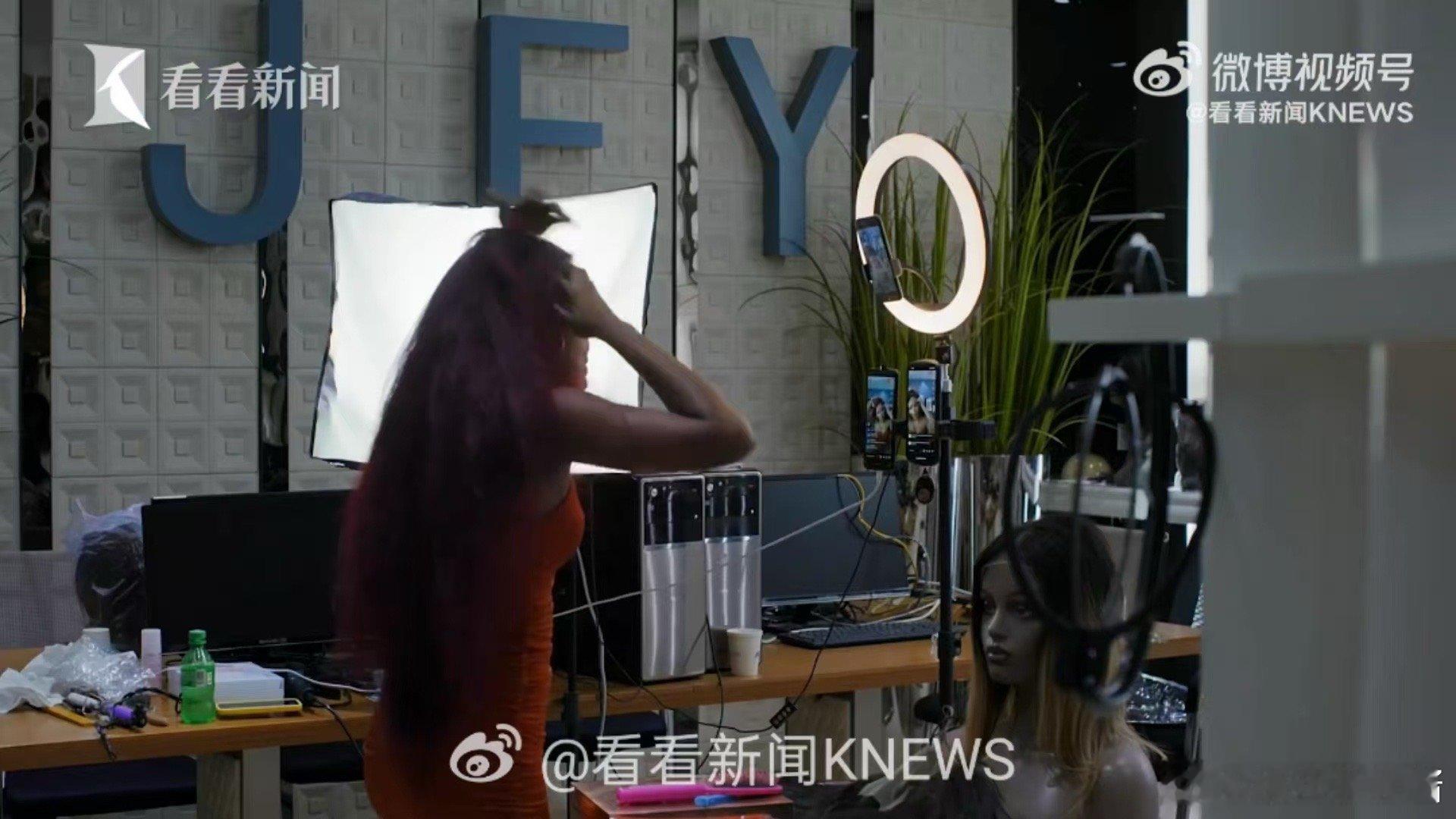 许昌假发之都工人变身模特走秀  许昌假发风靡欧美  许昌的假发产业不仅刷新了中国