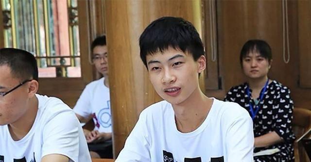 寒门学霸稳拿班级第一，高考却只考200多分，班主任默默道出真相
李凝家境差，爸妈