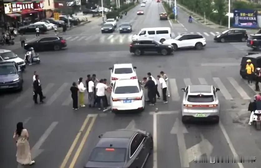 王芳才是真正的舍车救人，若不是王芳的车拉死了手刹，这昏迷司机的车冲出去，不知要造