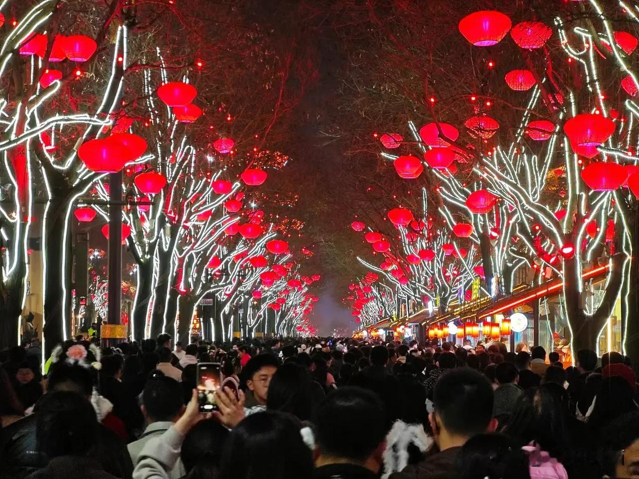 听劝！千万不要在夜晚去大雁塔，特别是周末。