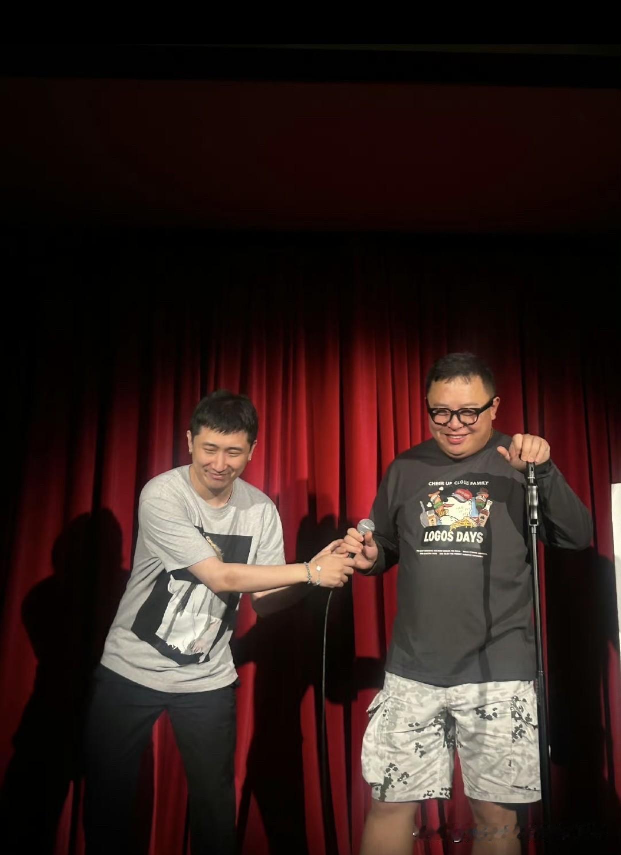 德云社“二人转交换生”尚九熙与“太子妃”阎鹤祥在开放麦舞台同台了。尚九熙在脱口秀