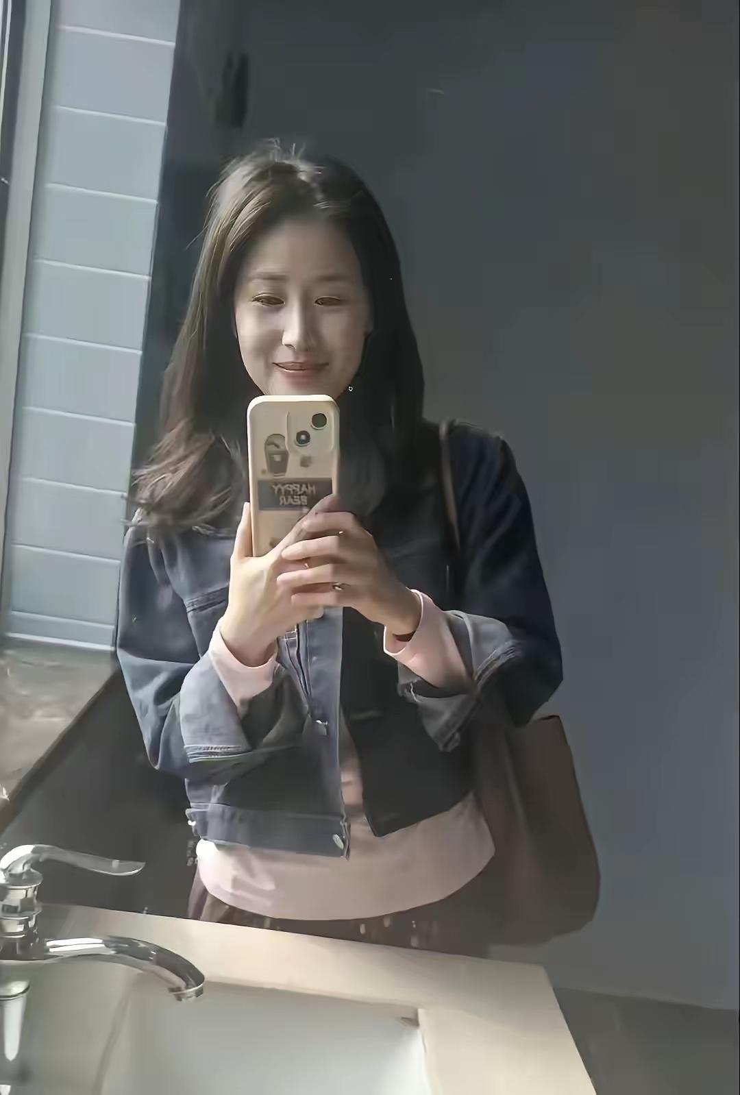 这是一个很自律的人，从穿衣打扮，身材保养上。