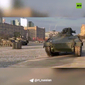 4月25日深夜，目前进入莫斯科的北约机械化装备越来越多。画面中，这么大一片场地，
