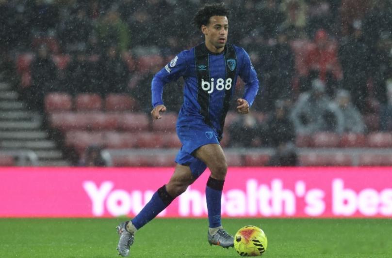 美国中场球员泰勒·亚当斯在伯恩茅斯客场对阵曼联的比赛中仅出场五分钟便伤退，其主教