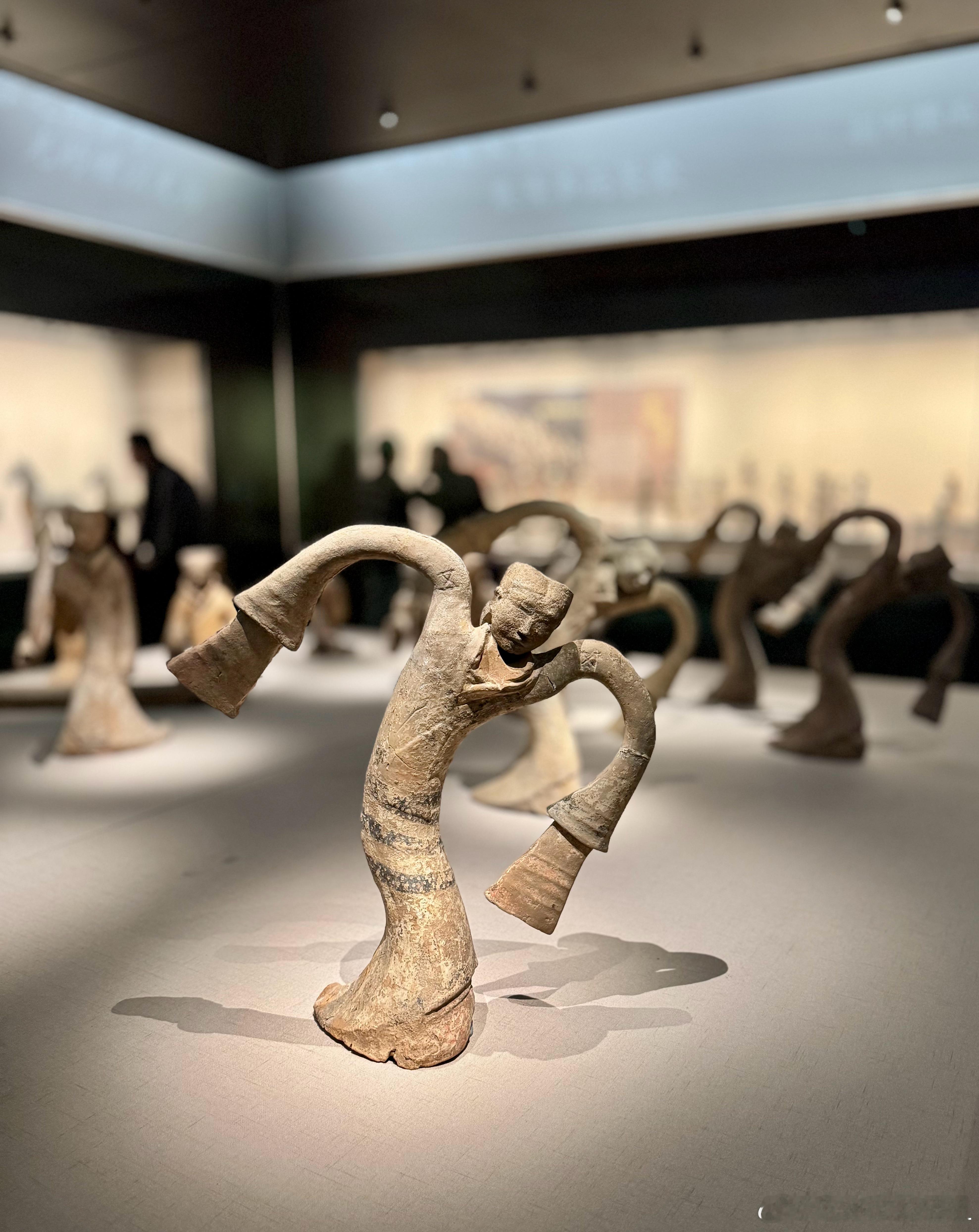 在徐博看展品问“听说你们的金缕玉衣借去澳门了？”答“啊，镇馆的没给。我们好多呢，