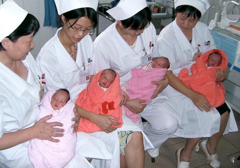 辽宁一位准妈妈在孕检中经历了从单胎到四胞胎的惊人转变，这场生命的奇迹背后是130