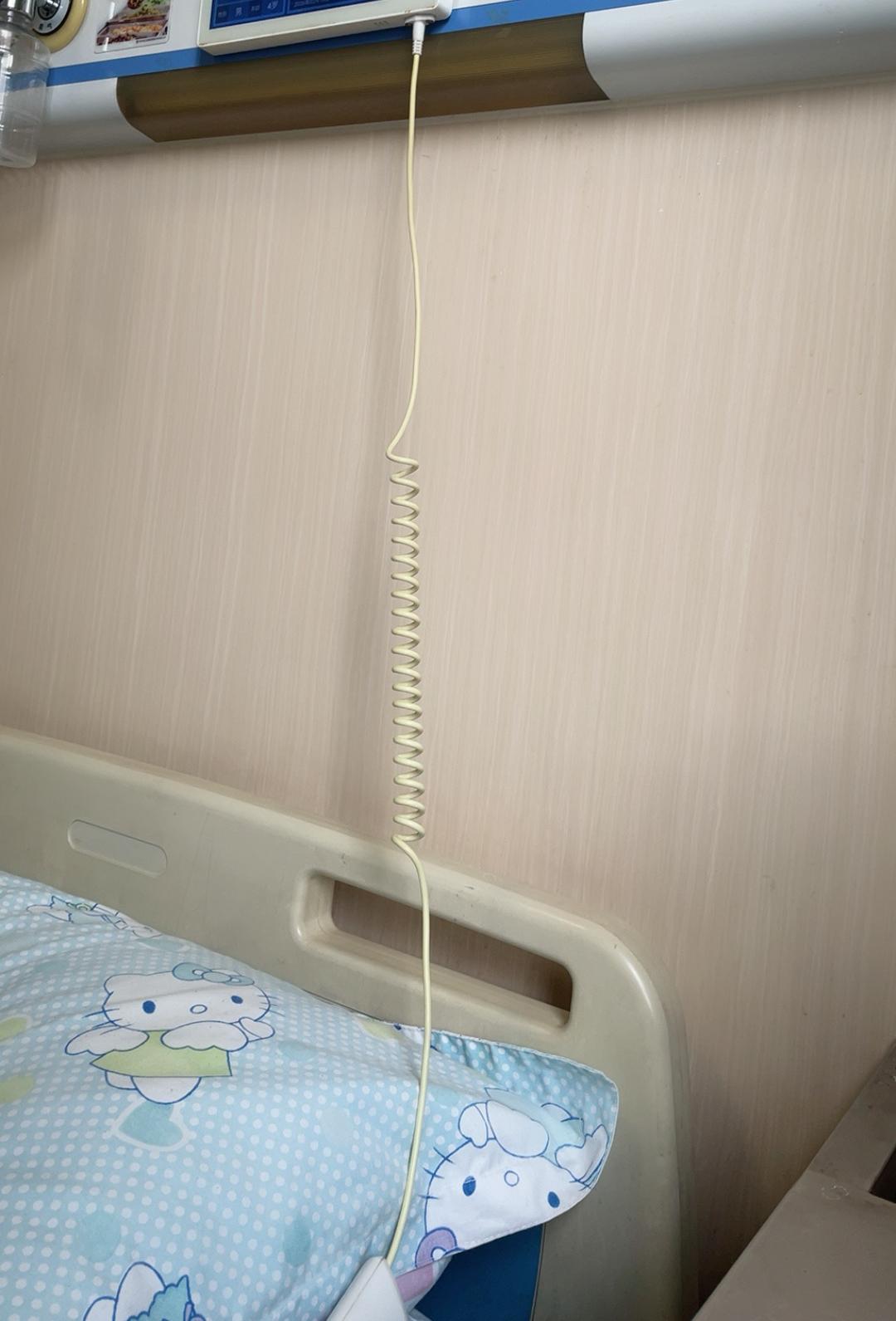 过年这几天，孩子发烧咳嗽竟然成了肺炎了，所以从年前二十八就开始住院打针，一直打到