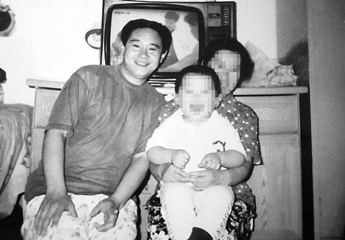 1983年，北京一名18岁少年，因抢了路人1顶帽子被判流氓罪，并处以死缓，他积极