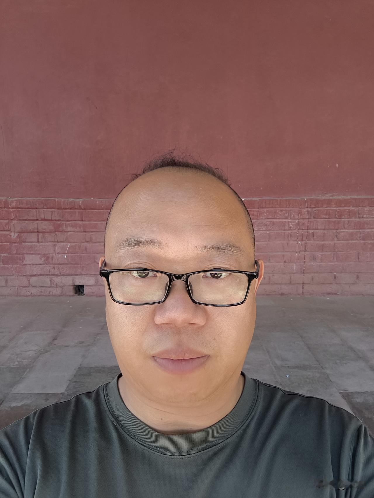 到朋友家里做客，
朋友的爷爷今年98岁了。
我好奇问我朋友爷爷：
 李爷爷，你平