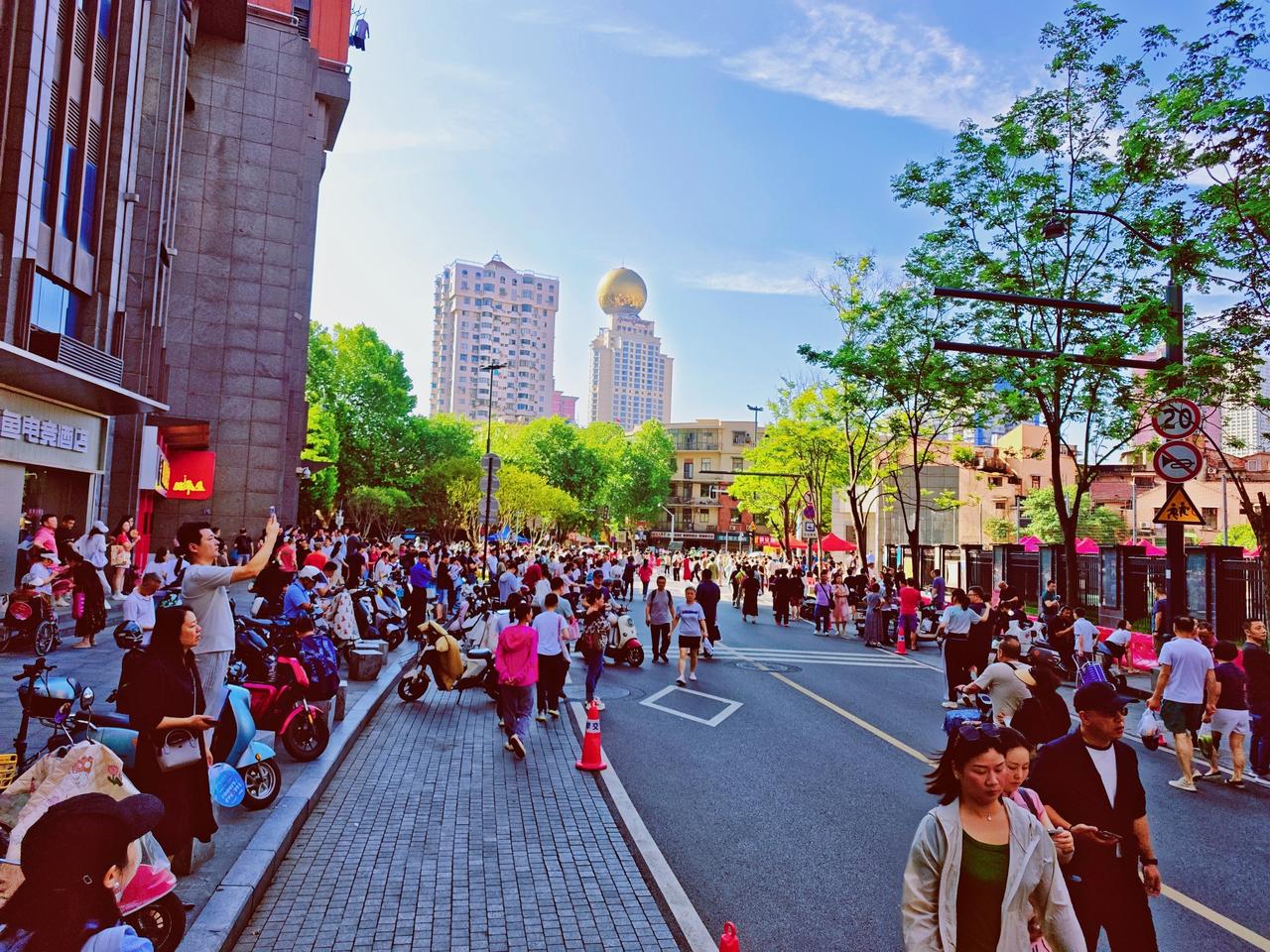 【武汉今日中考顺利开考】6月20日，2026武汉中考正式开考。汉口一元路武汉市第