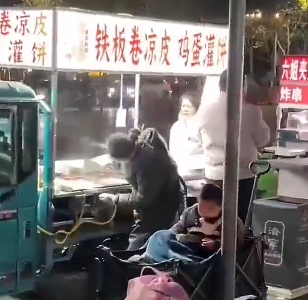 深夜摆摊被索要免费凉皮，女子好心成全，转头收到2万巨款
 
深夜的山东街头，灯火
